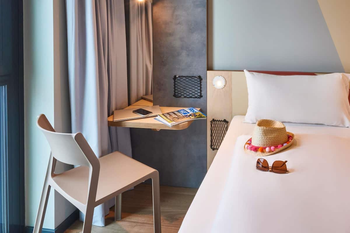 Escritorio y espacio para trabajar con un portátil