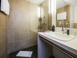 Dusche, umweltfreundliche Kosmetikartikel, Haartrockner, Handtücher