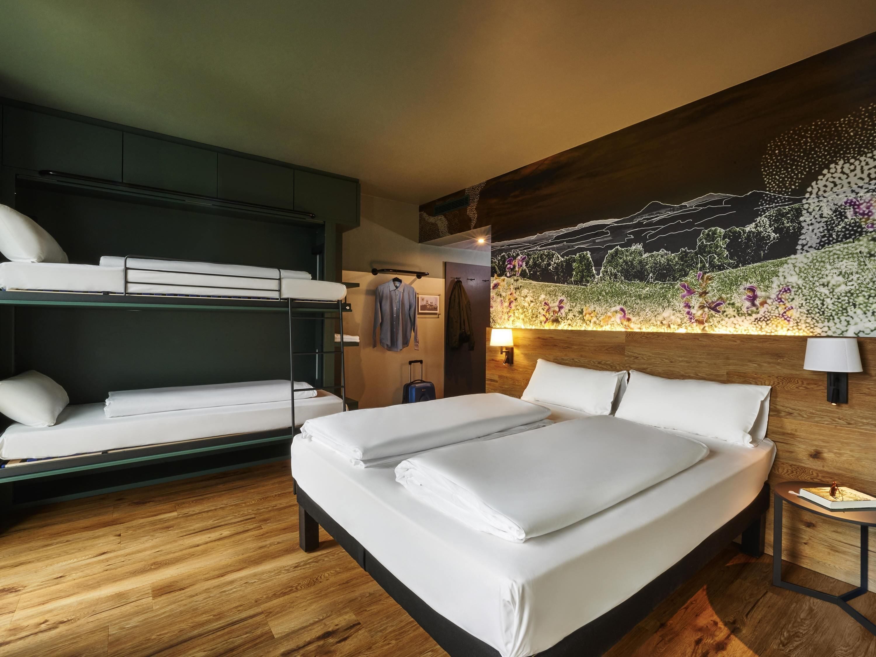 Familienzimmer, Mehrere Betten (1 DoubleBed&BunkBed, Max.80kg/bed) | Allergikerbettwaren, Schreibtisch, laptopgeeigneter Arbeitsplatz