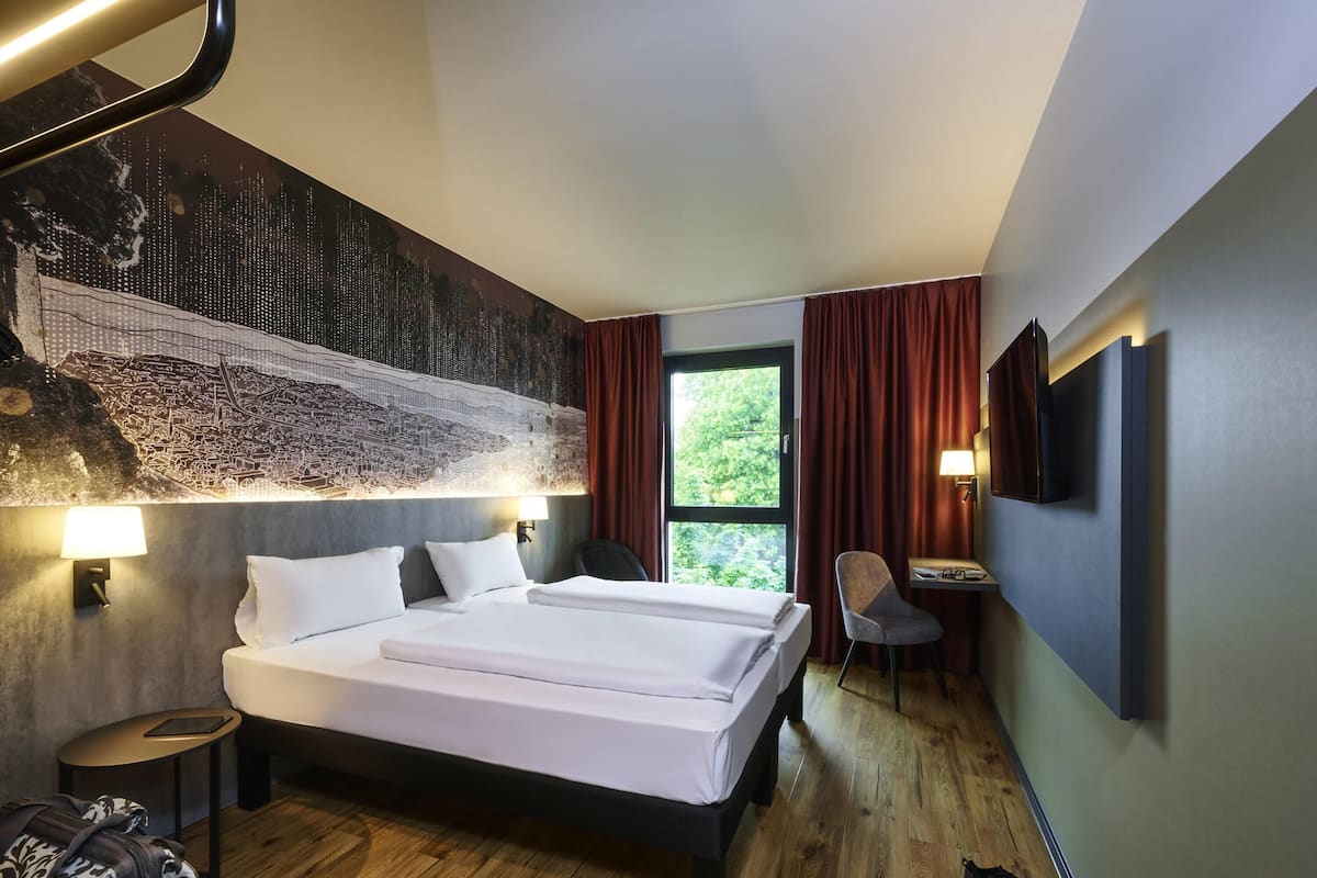 Standard Room, 1 Double Bed | Hypo-allergenic bedding, desk, laptop workspace, soundproofing