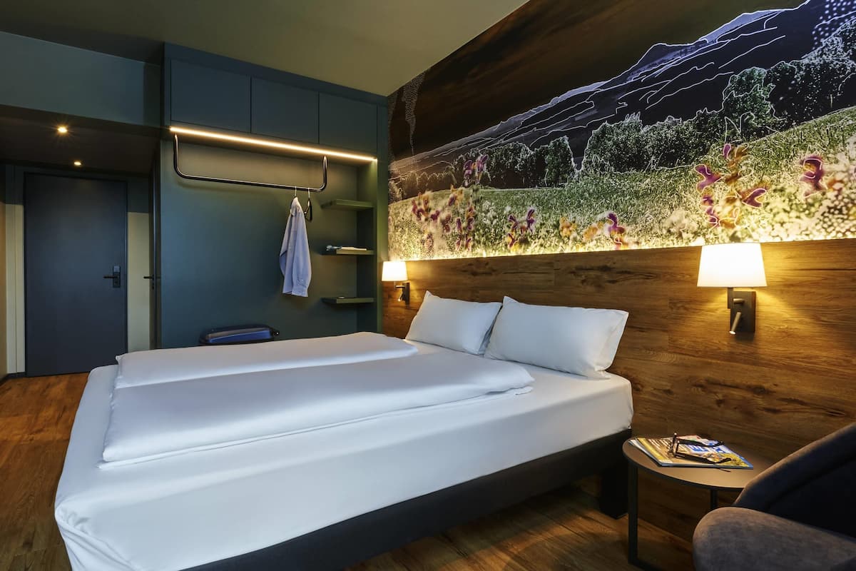 Standard Room, 1 Double Bed | Hypo-allergenic bedding, desk, laptop workspace, soundproofing