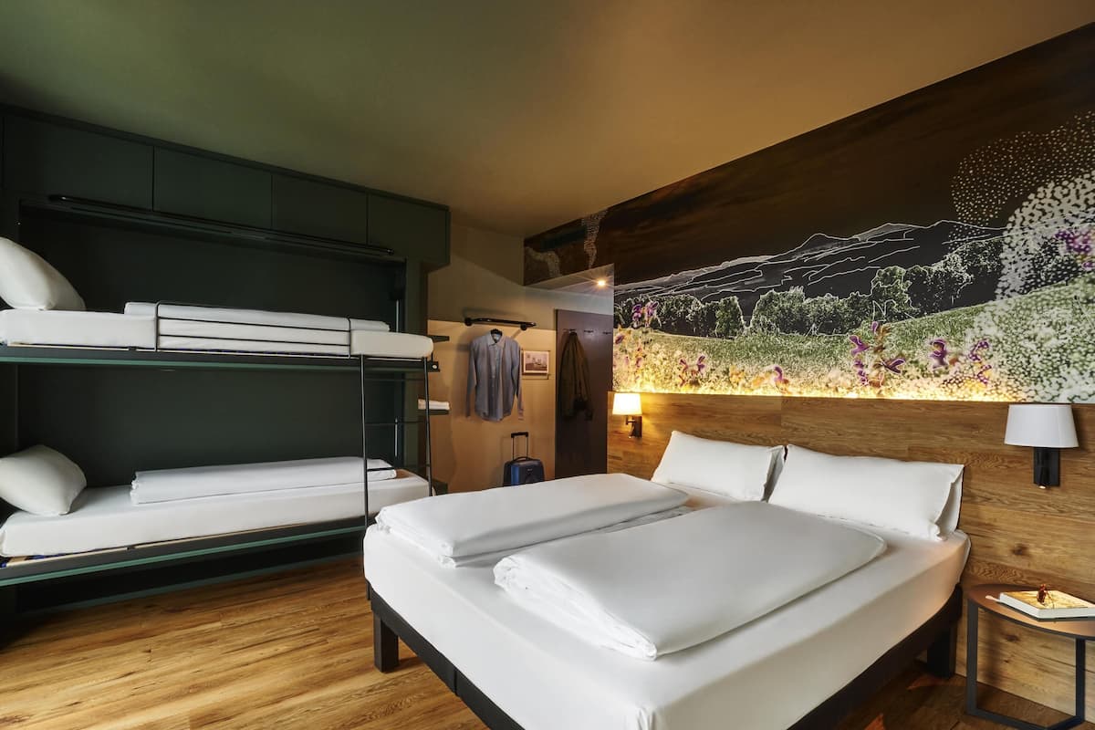 Phòng dành cho gia đình, nhiều giường (1 DoubleBed&BunkBed, Max.80kg/bed) | Bộ đồ giường kháng dị ứng, bàn, khu vực làm việc phù hợp cho laptop