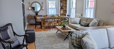 Smart-tv, boeken, een stereo en een printer