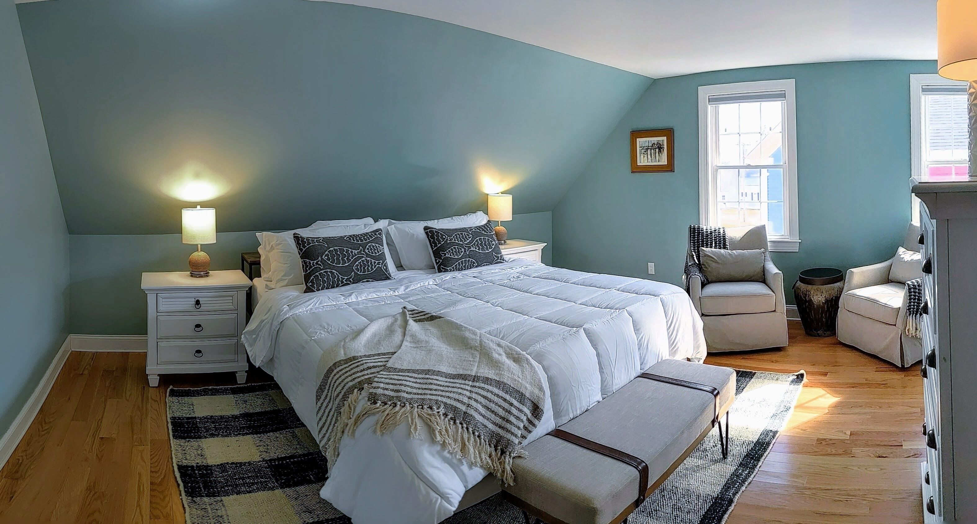 3 quartos, escrivaninha, ferros/tábuas de passar roupa