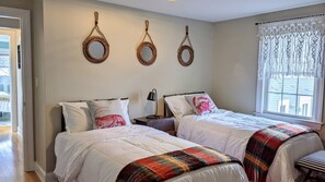 3 bedrooms, desk, iron/ironing board, free WiFi - Luxury living, quick walk to town. King bed. (Eastport)