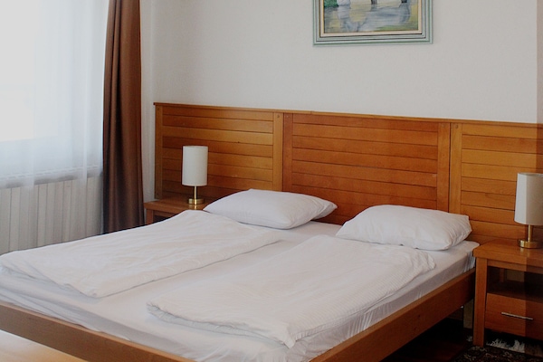 Escritorio, wifi gratis y ropa de cama