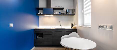 Business Studio, Non Smoking | Private kitchenette | Fridge, microwave, stovetop, electric kettle