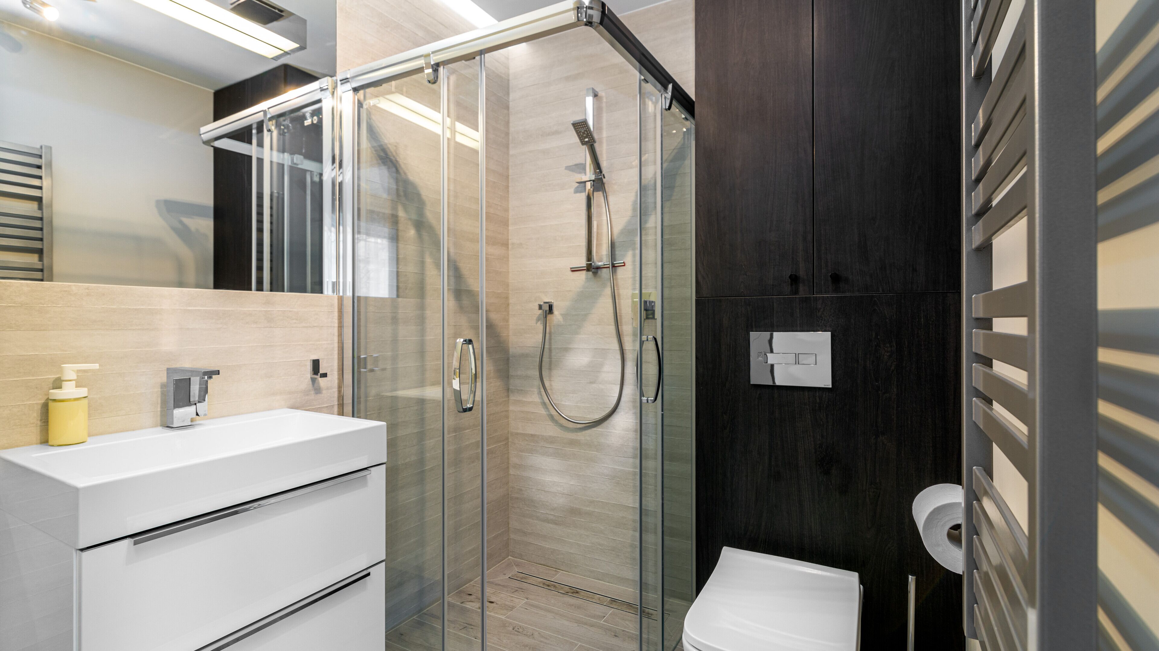 Business Studio, Non Smoking | Bathroom | Shower, free toiletries, hair dryer, towels
