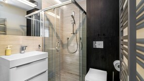 Business Studio, Non Smoking | Bathroom | Shower, free toiletries, hair dryer, towels