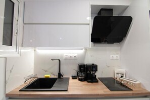 Kühlschrank, Mikrowelle, Wasserkocher mit Kaffee-/Teezubehör, Toaster