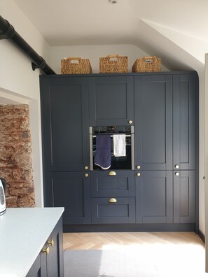 Interior - A charming detached cottage with lovely garden and parking. EV charger available (Brixham)