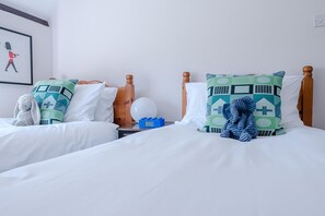 5 bedrooms, laptop workspace, iron/ironing board, bed sheets