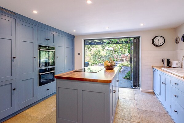 ハウス (5 Bedrooms) | 専用キッチン | 電子レンジ、オーブン、コンロ、食器洗い機