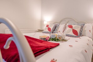 2 bedrooms, iron/ironing board, bed sheets - 2 Riverside Cottages, Yoxford (Saxmundham)