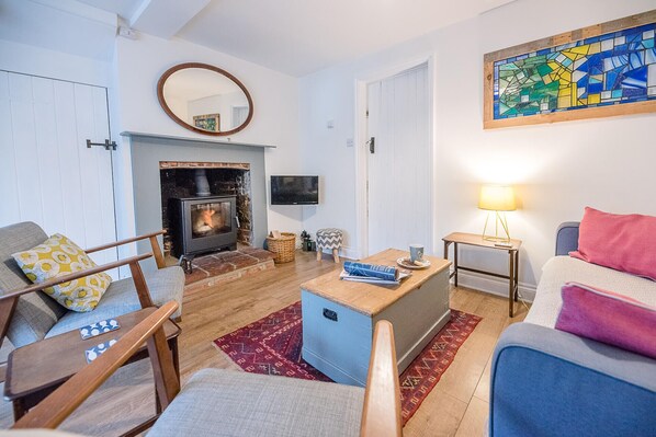 TV, fireplace - 2 Riverside Cottages, Yoxford (Saxmundham)