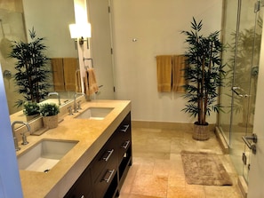 Secador de cabelo, toalhas de banho, sabonete, shampoo
