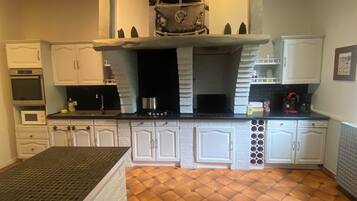 Køleskab, mikrobølgeovn, kogeplade, opvaskemaskine