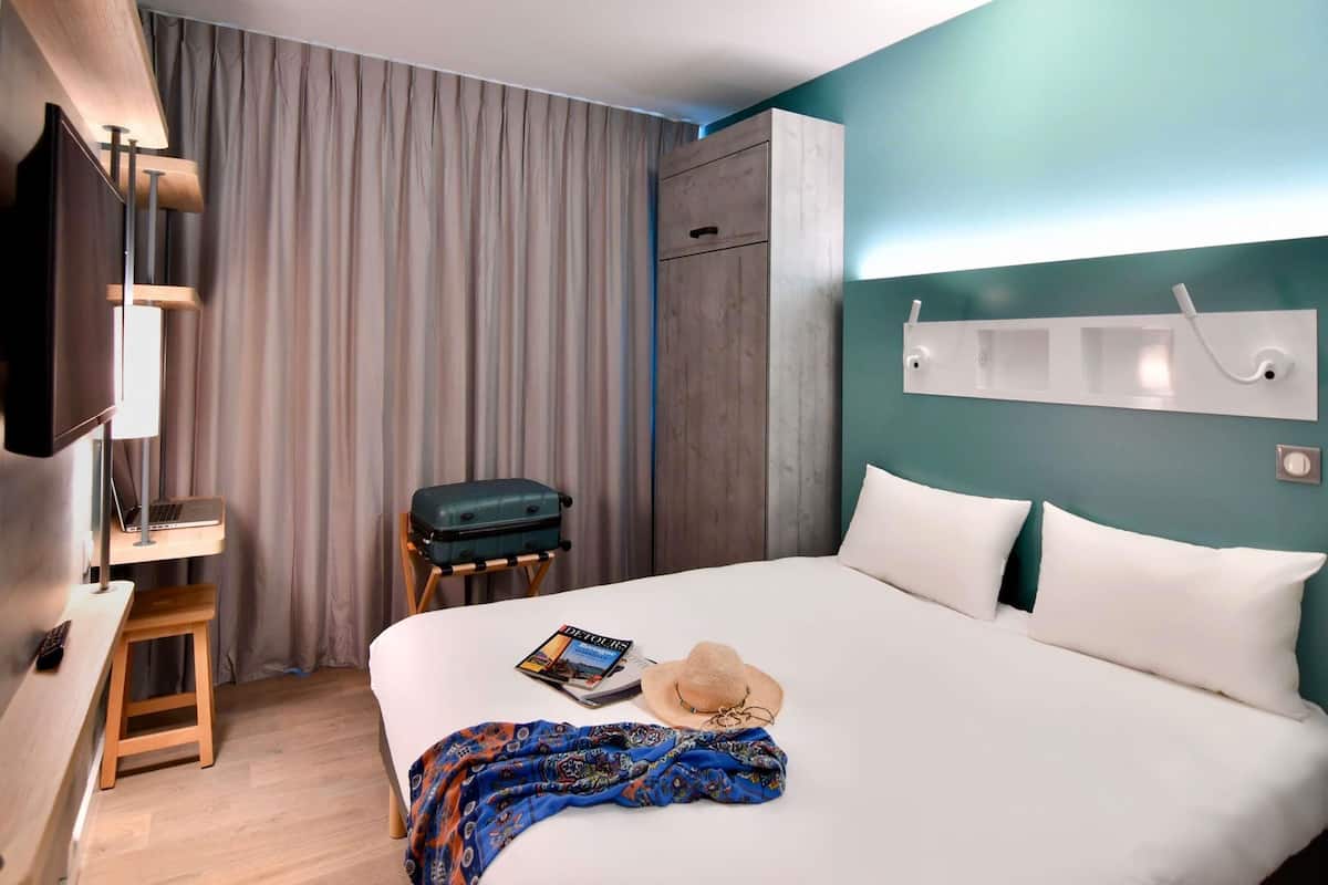 Habitación doble, varias camas | Ropa de cama de alta calidad, camas con pillow-top y muebles diferentes