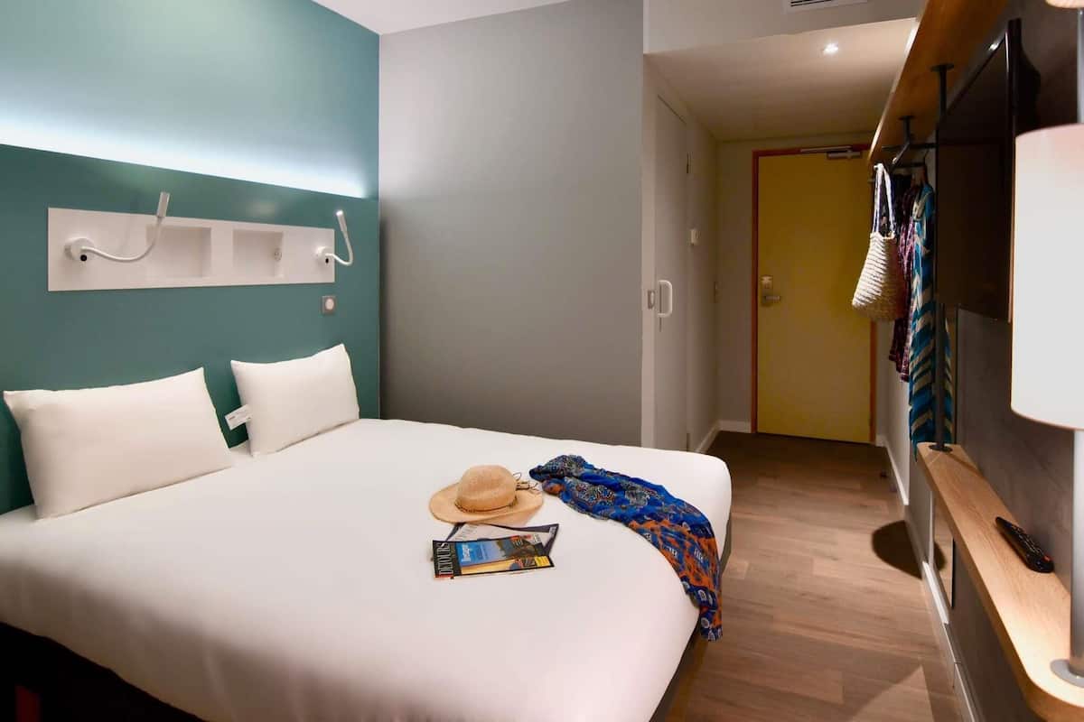 Chambre Double Standard | Literie de qualité supérieure, surmatelas, ameublement personnalisé