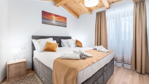 4 bedrooms, iron/ironing board, WiFi, bed sheets