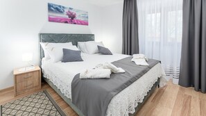 4 bedrooms, iron/ironing board, WiFi, bed sheets