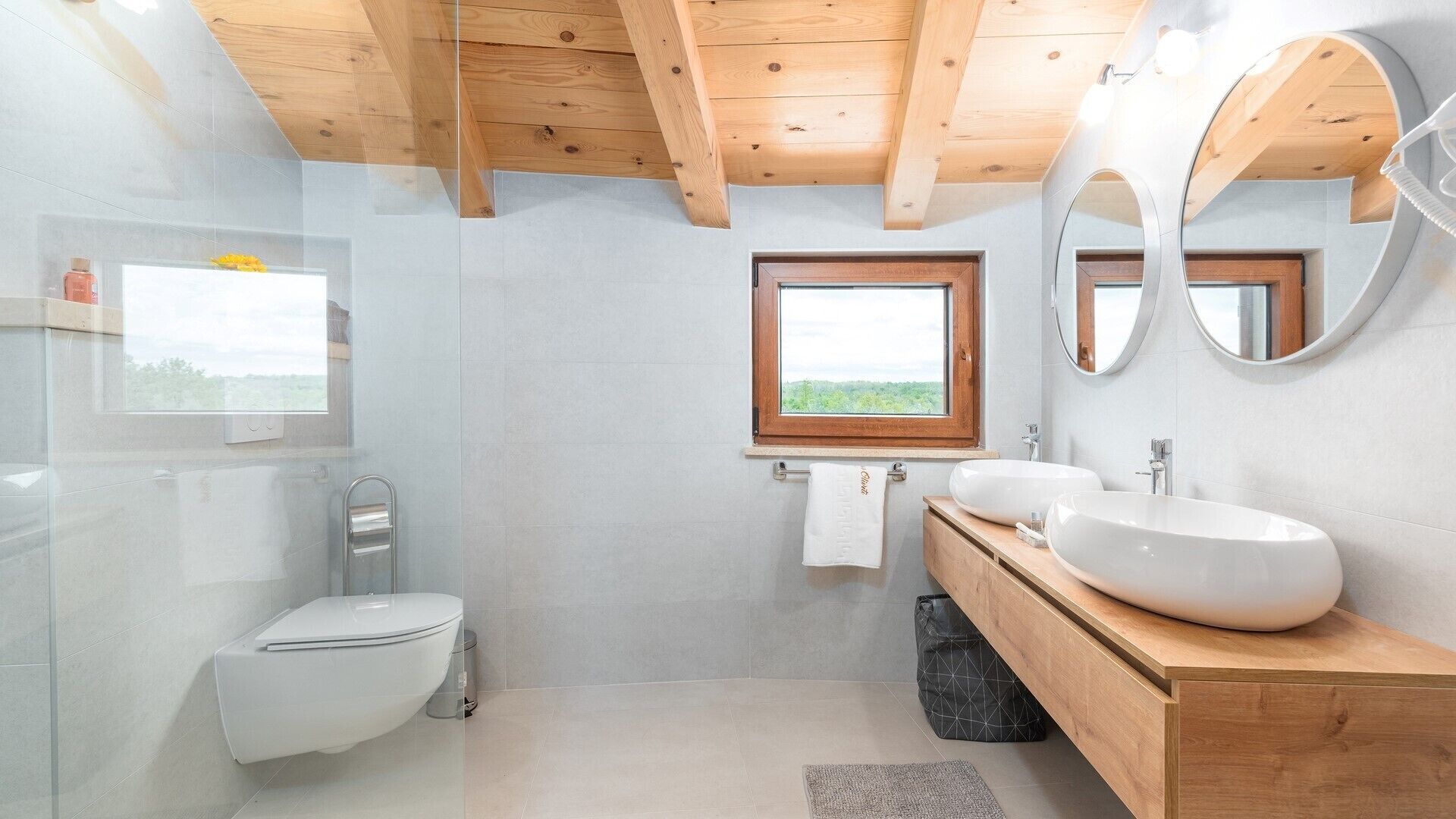 Douche, séchoir à cheveux, serviettes fournies