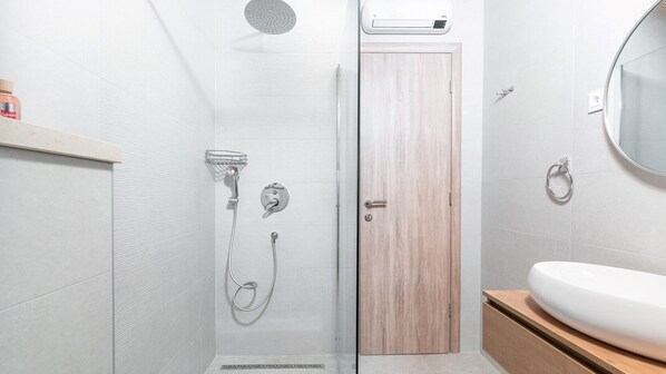 Ein modernes Badezimmer mit Dusche, Toilette und Waschbecken.