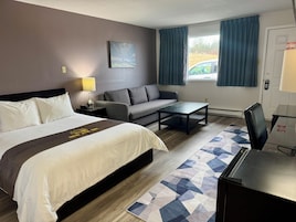 Queen Room, 1 Queen Bed (Complimentary Breakfast: Jun 01-Sep 30) | Escrivaninha, quartos à prova de som, Wi-Fi de cortesia, roupa de cama