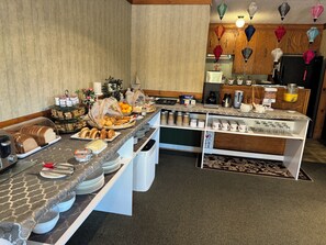 Free daily continental breakfast - NEW AGE MOTEL INN (Yarmouth)