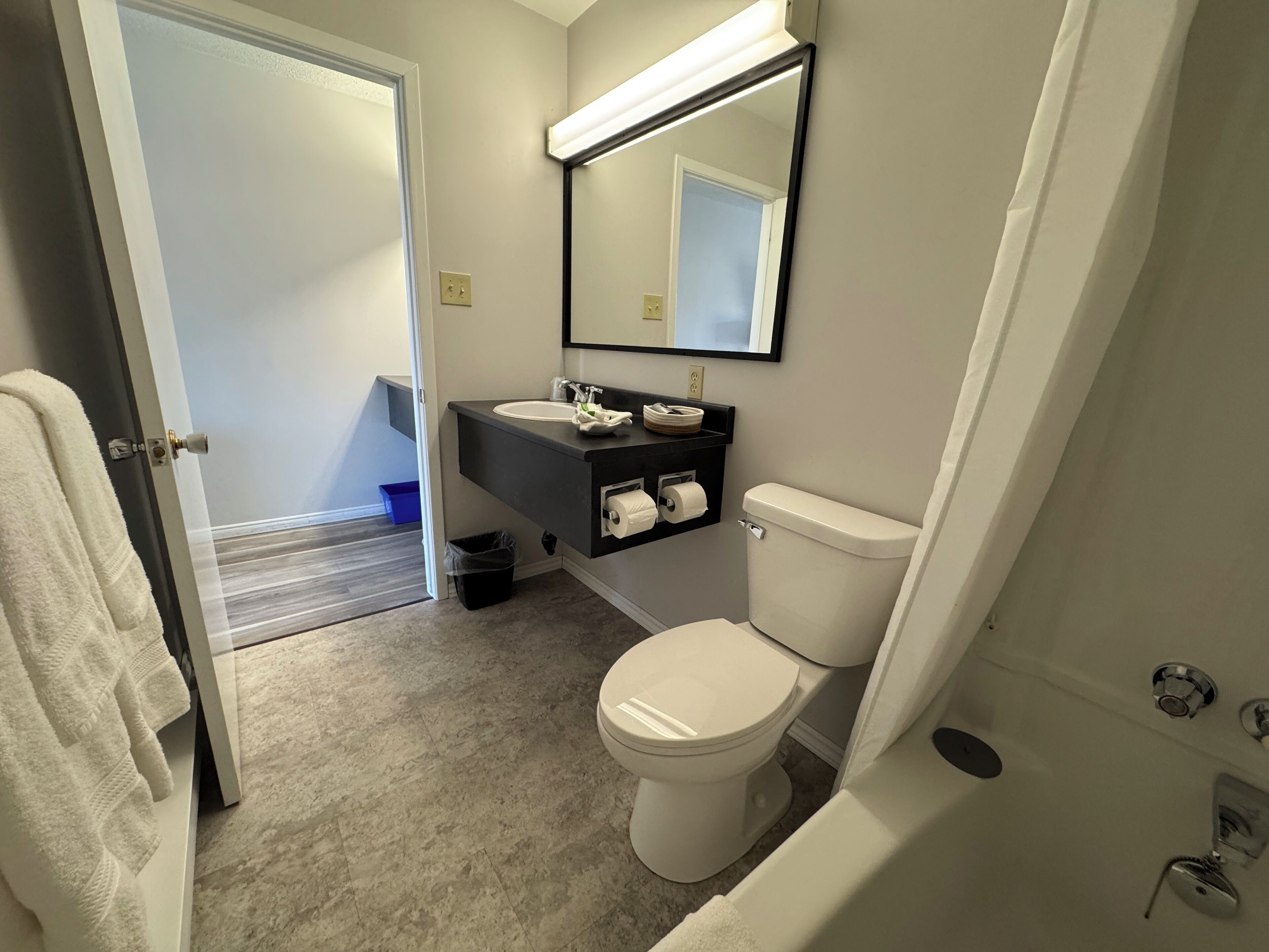 Queen Room, 1 Queen Bed (Complimentary Breakfast: Jun 01-Sep 30) | Bathroom