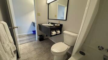 Queen Room, 1 Queen Bed (Complimentary Breakfast: Jun 01-Sep 30) | Bathroom