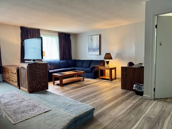 King Room, 1 King Bed (Complimentary Breakfast: Jun 01-Sep 30) | 客廳 | LCD 電視、Netflix、串流服務