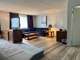 King Room, 1 King Bed (Complimentary Breakfast: Jun 01-Sep 30) | Área de estar | TV LCD, Netflix, serviços de streaming