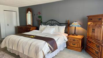 King Room, 1 King Bed (Complimentary Breakfast: Jun 01-Sep 30) | Bureau, système d’insonorisation, accès au Wi-Fi (inclus)