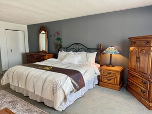 King Room, 1 King Bed (Complimentary Breakfast: Jun 01-Sep 30) | Schreibtisch, schallisolierte Zimmer, kostenloses WLAN, Bettwäsche
