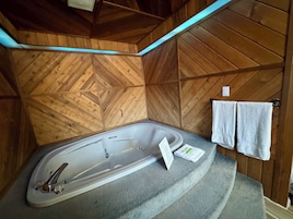 King Room, 1 King Bed (Complimentary Breakfast: Jun 01-Sep 30) | Banheiro | Banheira de hidromassagem, produtos de toalete grátis
