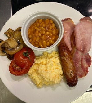 Free daily English breakfast 