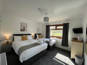 Family Room, 1 Bedroom | Free WiFi, bed sheets - The Thistle Guesthouse (Skeabost)