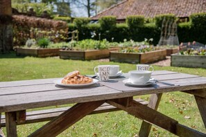 Outdoor dining - The Loose Box, Sudbourne (Woodbridge)