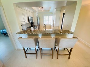 Réfrigérateur, four à micro-ondes, cafetière-théière, grille-pain