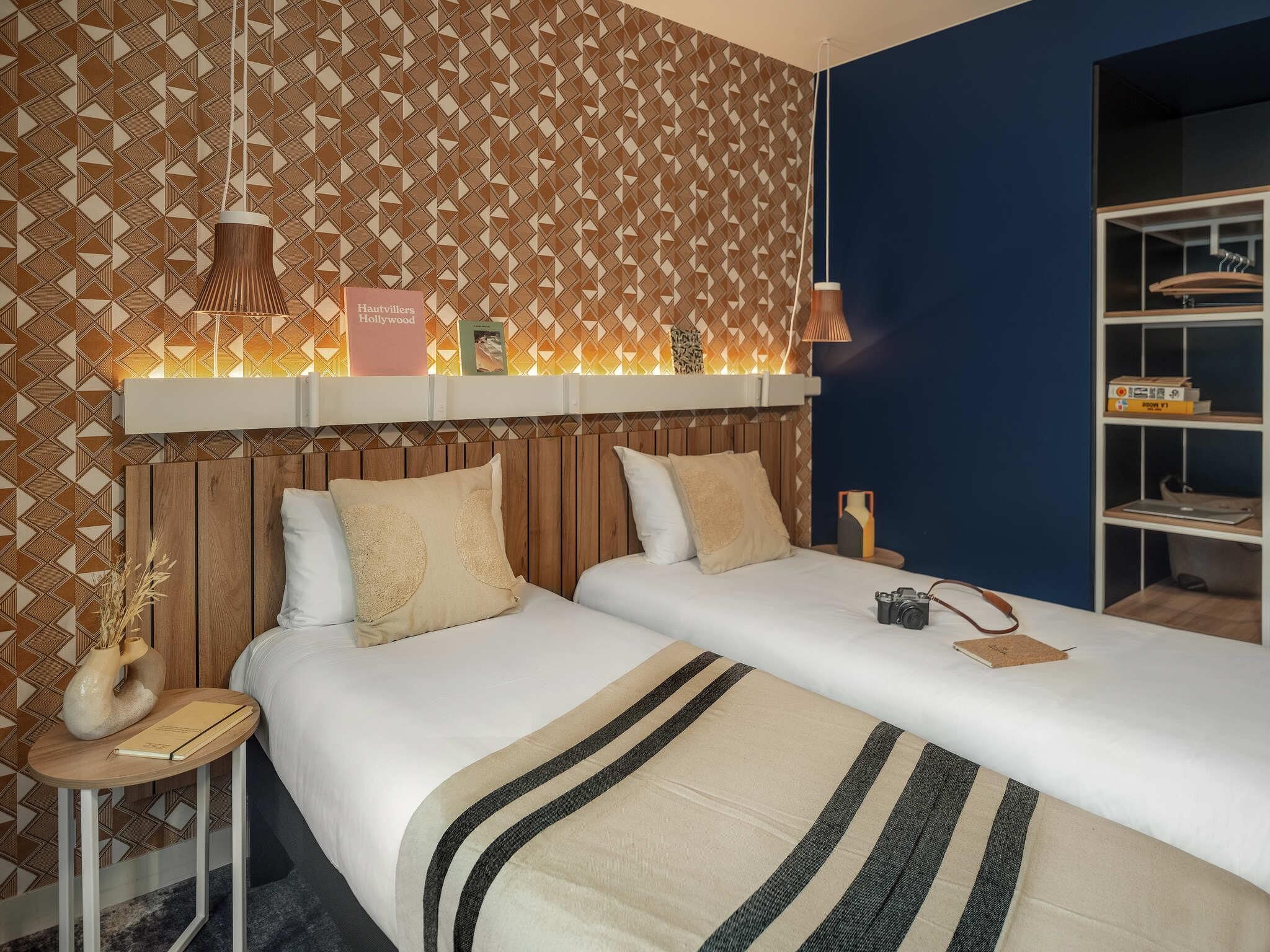 Een bureau, verduisterende gordijnen, geluiddichte muren