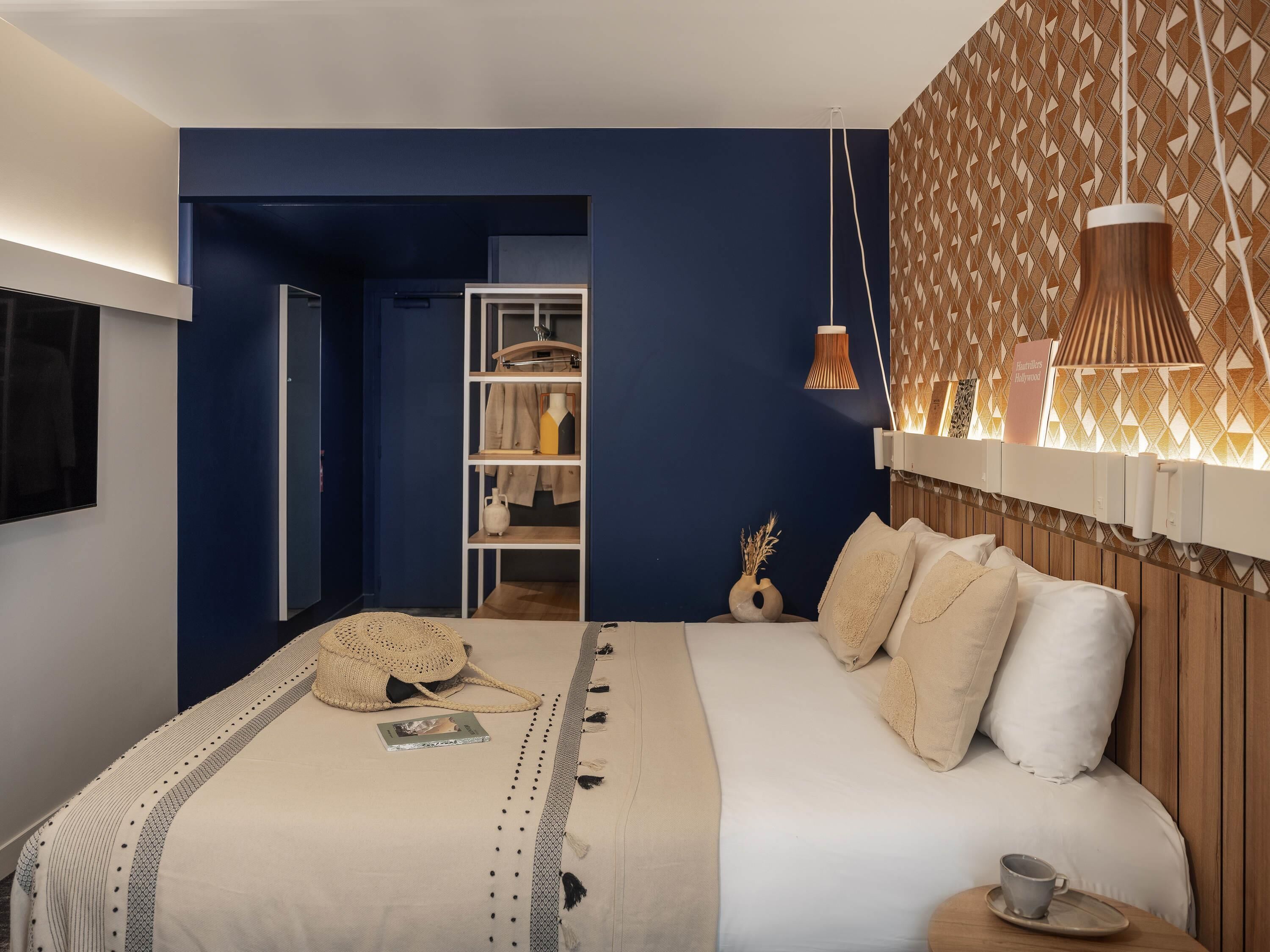 مكتب وستائر تعتيم وتجهيزات عازلة للصوت ومكواة/لوح كي