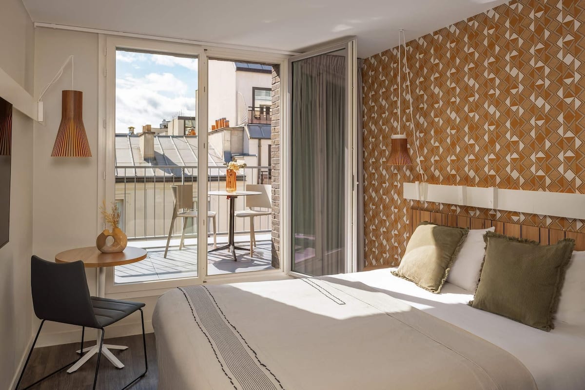 Superior Room, 1 Queen Bed, Balcony | Desk, blackout drapes, soundproofing, iron/ironing board