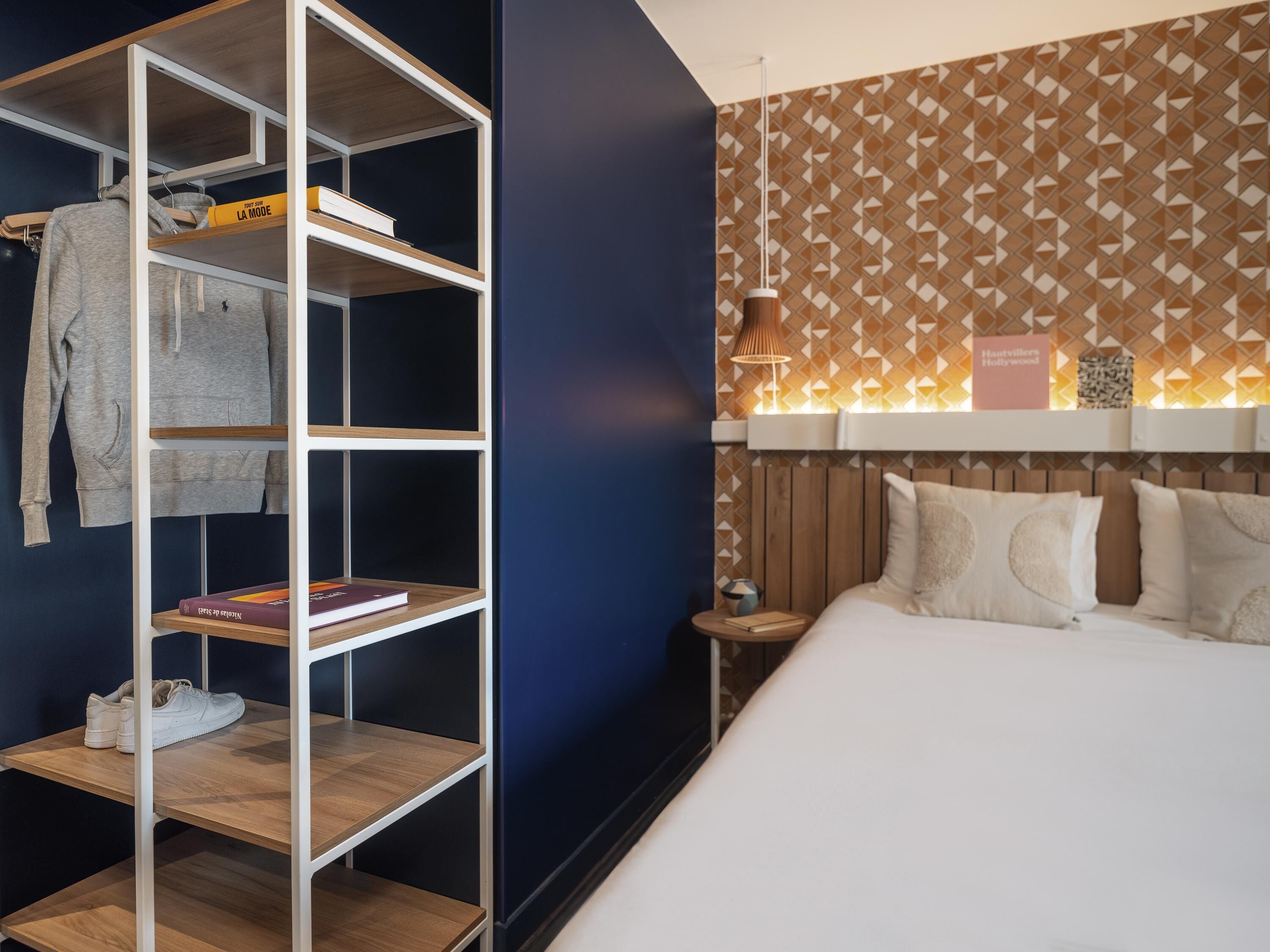 Driepersoonskamer | Een bureau, verduisterende gordijnen, geluiddichte muren