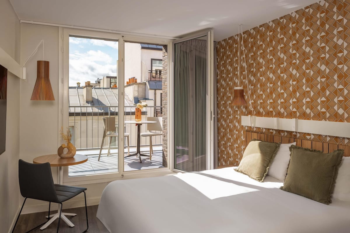 Superior Room, 1 Queen Bed, Balcony | Desk, blackout drapes, soundproofing, iron/ironing board