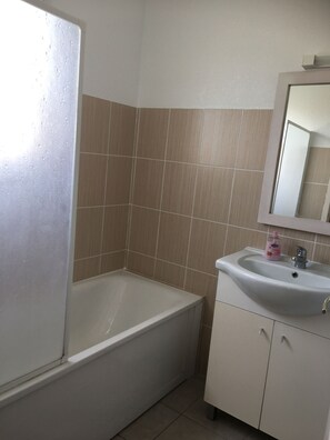 Baignoire, séchoir à cheveux