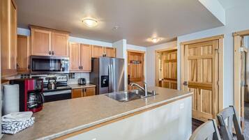 Condo, 2 Bedrooms | Private kitchen | Microwave, stovetop, coffee/tea maker, cookware/dishes/utensils
