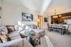 Condo, 2 quartos | Área de estar