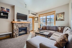 Condo, 2 Bedrooms | Living area
