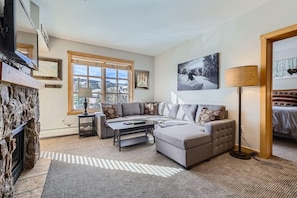 Condo, 2 quartos | Área de estar